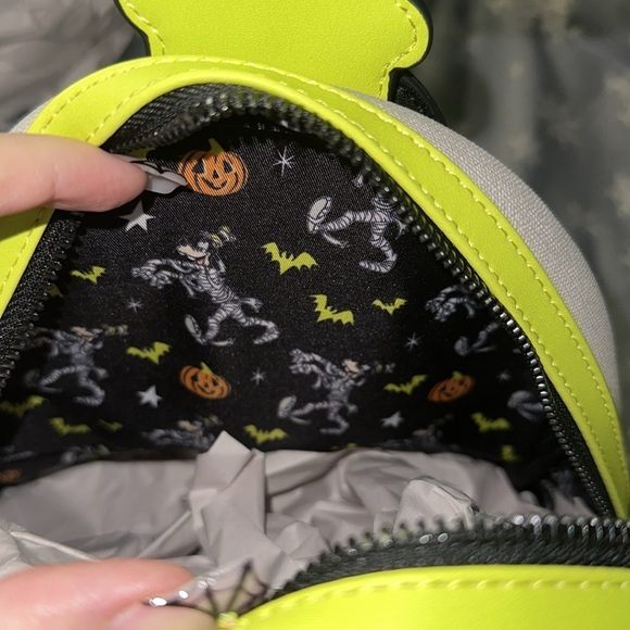 Loungefly Disney Halloween Goofy Mummy Glow in the dark Backpack NWT main image 10